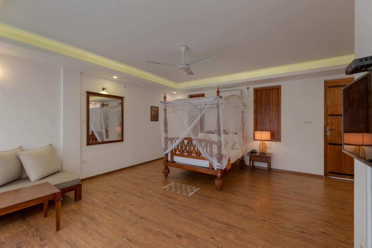 Tara Watergate Hotel Тисамахарама Екстериор снимка