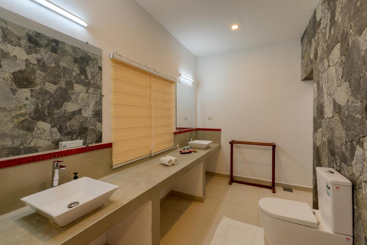 Tara Watergate Hotel Тисамахарама Екстериор снимка