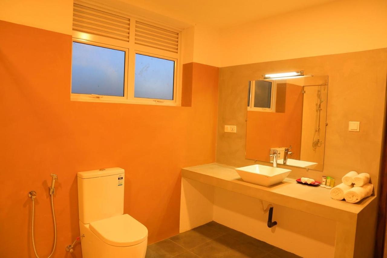 Tara Watergate Hotel Тисамахарама Екстериор снимка