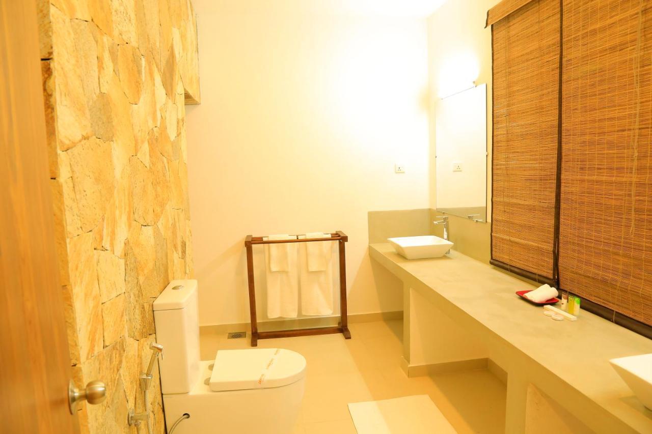 Tara Watergate Hotel Тисамахарама Екстериор снимка