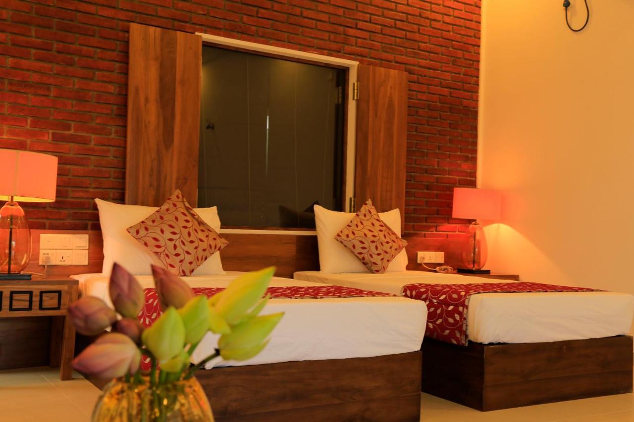Tara Watergate Hotel Тисамахарама Екстериор снимка